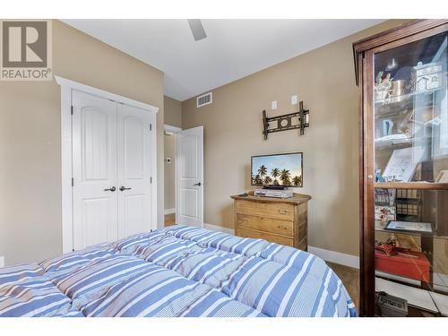 338 Prestwick Lane, Kelowna, BC - Indoor Photo Showing Bedroom