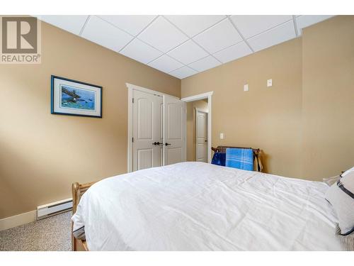 338 Prestwick Lane, Kelowna, BC - Indoor Photo Showing Bedroom