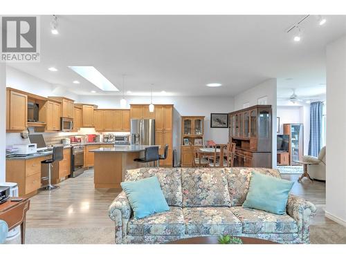 2365 Stillingfleet Road Unit# 71 Lot# 133, Kelowna, BC - Indoor Photo Showing Living Room