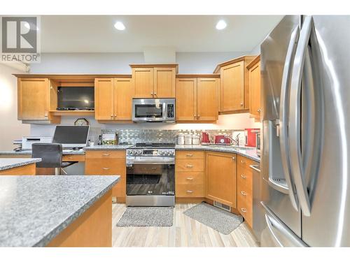 2365 Stillingfleet Road Unit# 71 Lot# 133, Kelowna, BC - Indoor Photo Showing Kitchen