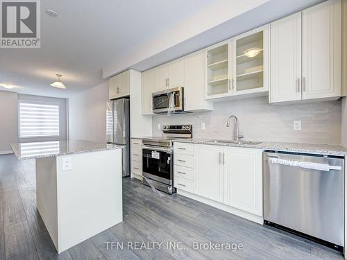 9 - 10 Birmingham Drive, Cambridge, ON - Indoor Photo Showing Kitchen With Upgraded Kitchen