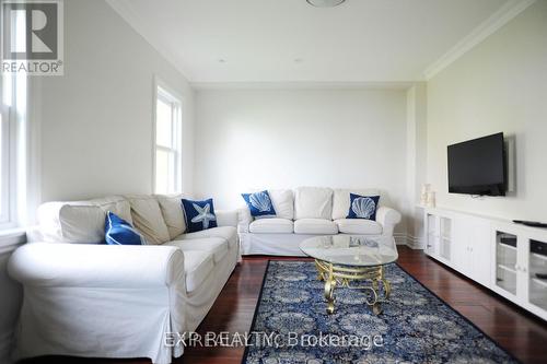 212 Cameron Crescent, Georgina, ON - Indoor Photo Showing Living Room