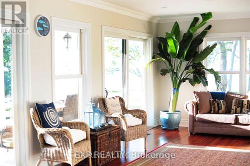 212 Cameron Crescent, Georgina, ON - Indoor Photo Showing Living Room