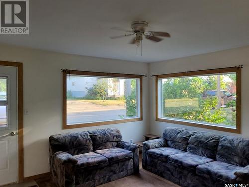 120 2Nd Avenue W, Bengough, SK - Indoor Photo Showing Living Room