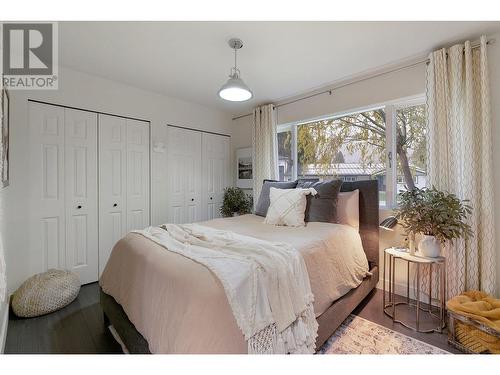 802 Yew Avenue, Sicamous, BC - Indoor Photo Showing Bedroom