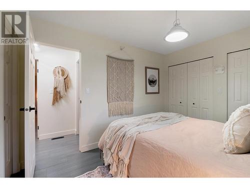 802 Yew Avenue, Sicamous, BC - Indoor Photo Showing Bedroom