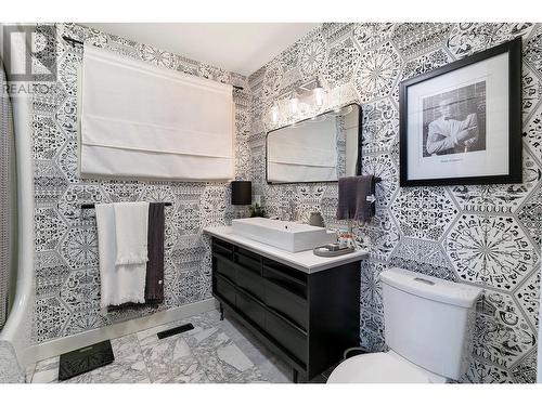 802 Yew Avenue, Sicamous, BC - Indoor Photo Showing Bathroom