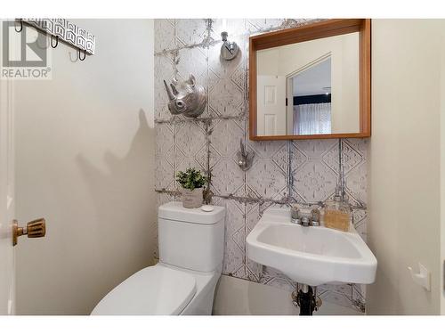 802 Yew Avenue, Sicamous, BC - Indoor Photo Showing Bathroom