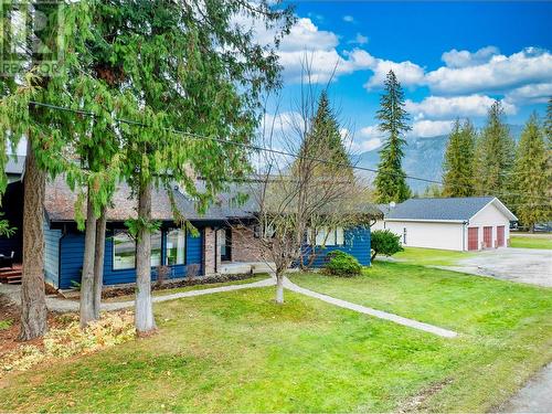 802 Yew Avenue, Sicamous, BC - Outdoor