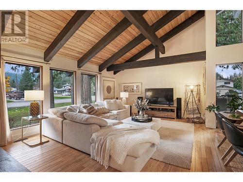 802 Yew Avenue, Sicamous, BC - Indoor Photo Showing Living Room