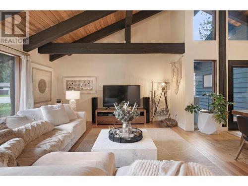 802 Yew Avenue, Sicamous, BC - Indoor Photo Showing Living Room