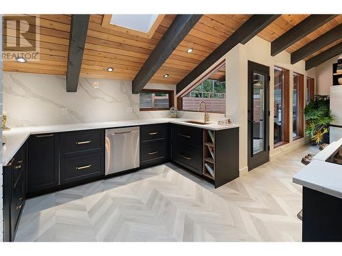 802 Yew Avenue, Sicamous, BC - Indoor Photo Showing Kitchen