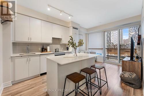 403 - 9075 Jane Street, Vaughan, ON - Indoor Photo Showing Kitchen