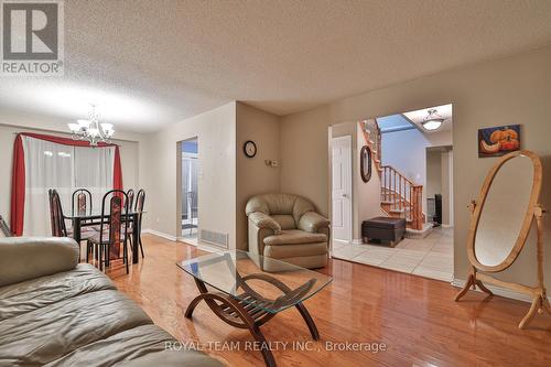 180 Willow Lane, Newmarket, ON - Indoor Photo Showing Living Room