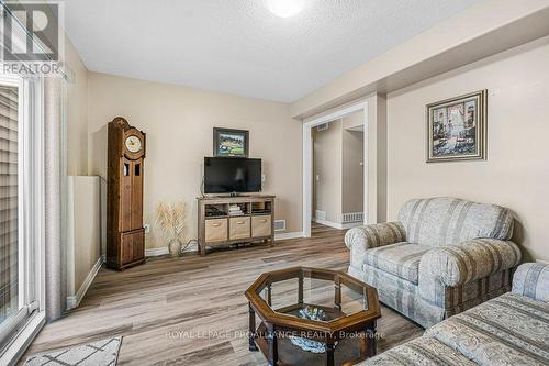 149 Britannia Crescent, Loyalist (Bath), ON - Indoor Photo Showing Living Room