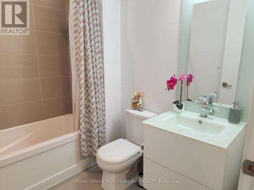 726 - 111 St. Clair Avenue W, Toronto, ON - Indoor Photo Showing Bathroom