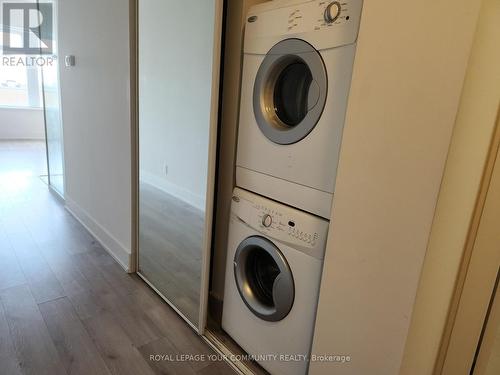 726 - 111 St. Clair Avenue W, Toronto, ON - Indoor Photo Showing Laundry Room