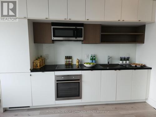 726 - 111 St. Clair Avenue W, Toronto, ON - Indoor Photo Showing Kitchen