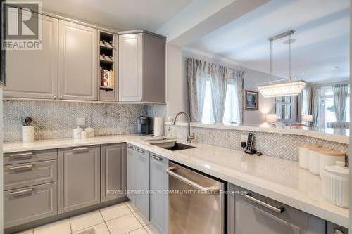 150 Legendary Trail, Whitchurch-Stouffville, ON - Indoor Photo Showing Kitchen With Upgraded Kitchen