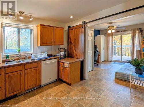 1 Rosedale Avenue, St. Catharines, ON - Indoor Photo Showing Kitchen With Double Sink