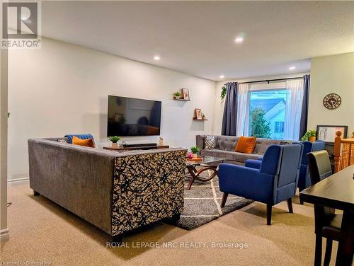 1 Rosedale Avenue, St. Catharines, ON - Indoor Photo Showing Living Room