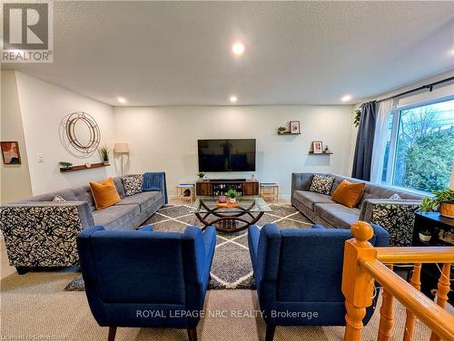 1 Rosedale Avenue, St. Catharines, ON - Indoor Photo Showing Living Room