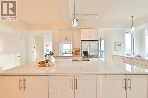 2201 - 1 Hurontario Street, Mississauga, ON - Indoor Photo Showing Kitchen