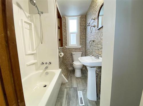 227 Pandora Avenue E, Winnipeg, MB - Indoor Photo Showing Bathroom