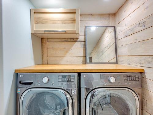 Laundry room - 142 Rue Crestwood, Rosemère, QC - Indoor Photo Showing Laundry Room