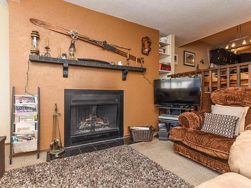 2-709 Castle Crag Cres, Courtenay, BC - Indoor Photo Showing Living Room With Fireplace