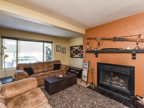 2-709 Castle Crag Cres, Courtenay, BC - Indoor Photo Showing Living Room With Fireplace