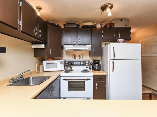 2-709 Castle Crag Cres, Courtenay, BC - Indoor Photo Showing Kitchen