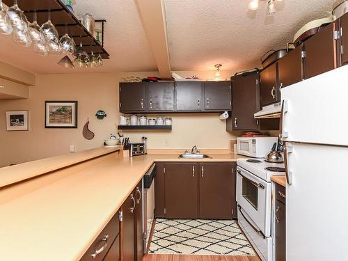 2-709 Castle Crag Cres, Courtenay, BC - Indoor Photo Showing Kitchen