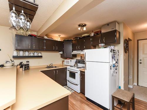 2-709 Castle Crag Cres, Courtenay, BC - Indoor Photo Showing Kitchen