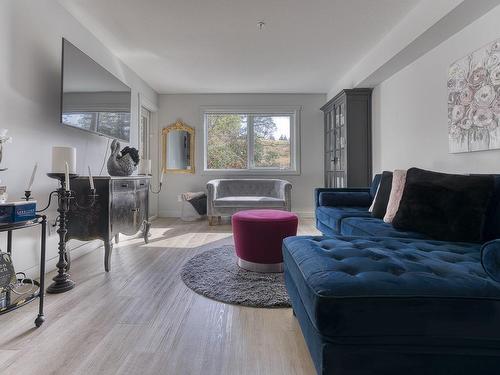 204-4810 Cedar Ridge Pl, Nanaimo, BC - Indoor Photo Showing Living Room