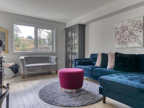 204-4810 Cedar Ridge Pl, Nanaimo, BC - Indoor Photo Showing Living Room