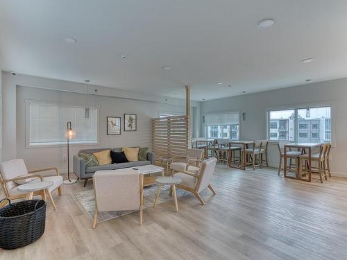 204-4810 Cedar Ridge Pl, Nanaimo, BC - Indoor Photo Showing Living Room