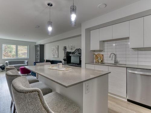 204-4810 Cedar Ridge Pl, Nanaimo, BC - Indoor Photo Showing Kitchen With Upgraded Kitchen