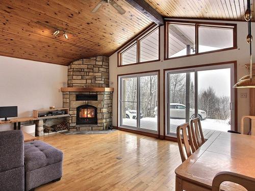 Salon - 3 Ch. De Scherfede, Brownsburg-Chatham, QC - Indoor With Fireplace