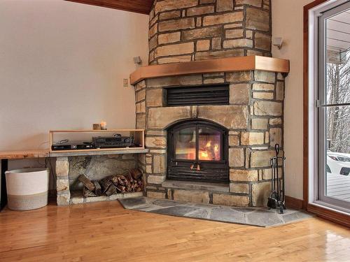 Salon - 3 Ch. De Scherfede, Brownsburg-Chatham, QC - Indoor With Fireplace