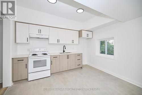 1 - 245 Stanton Street, Fort Erie (332 - Central), ON - Indoor Photo Showing Kitchen