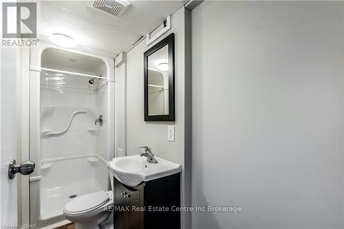 39 Moffatt Lane, Guelph (Clairfields), ON - Indoor Photo Showing Bathroom