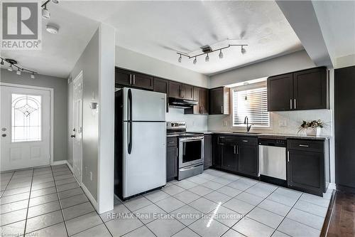 39 Moffatt Lane, Guelph (Clairfields), ON - Indoor Photo Showing Kitchen