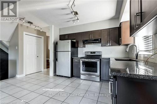 39 Moffatt Lane, Guelph (Clairfields), ON - Indoor Photo Showing Kitchen