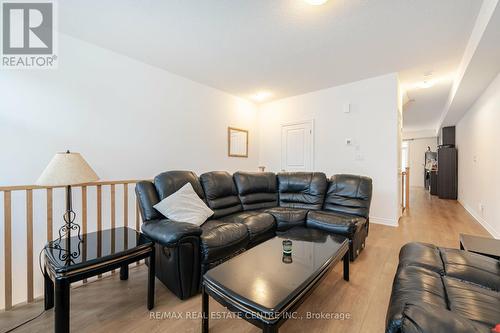 787 Kootenay Path, Oshawa, ON - Indoor Photo Showing Living Room