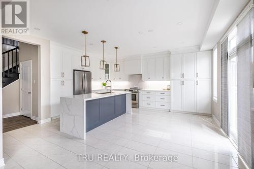 121 Discovery Crescent, Ottawa, ON - Indoor Photo Showing Kitchen With Upgraded Kitchen