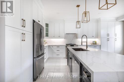 121 Discovery Crescent, Ottawa, ON - Indoor Photo Showing Kitchen With Upgraded Kitchen