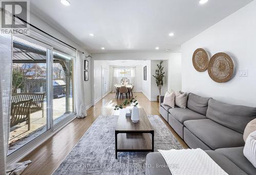 1023 Centre Street N, Whitby, ON - Indoor Photo Showing Living Room