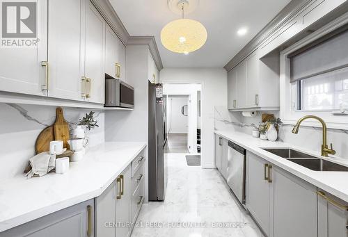 1023 Centre Street N, Whitby, ON - Indoor Photo Showing Kitchen With Double Sink With Upgraded Kitchen