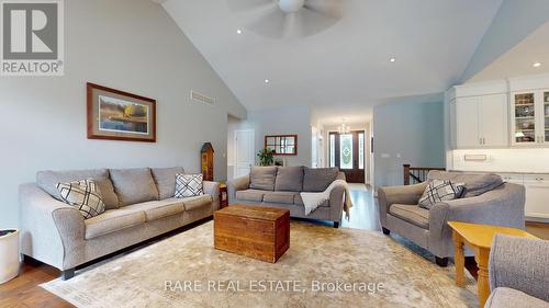 33 Woodside Drive, Brant, ON - Indoor Photo Showing Living Room